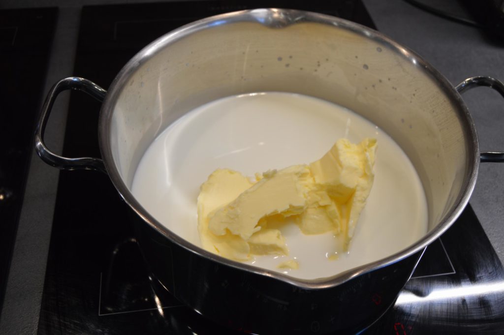 Zahřívání mléka s máslem