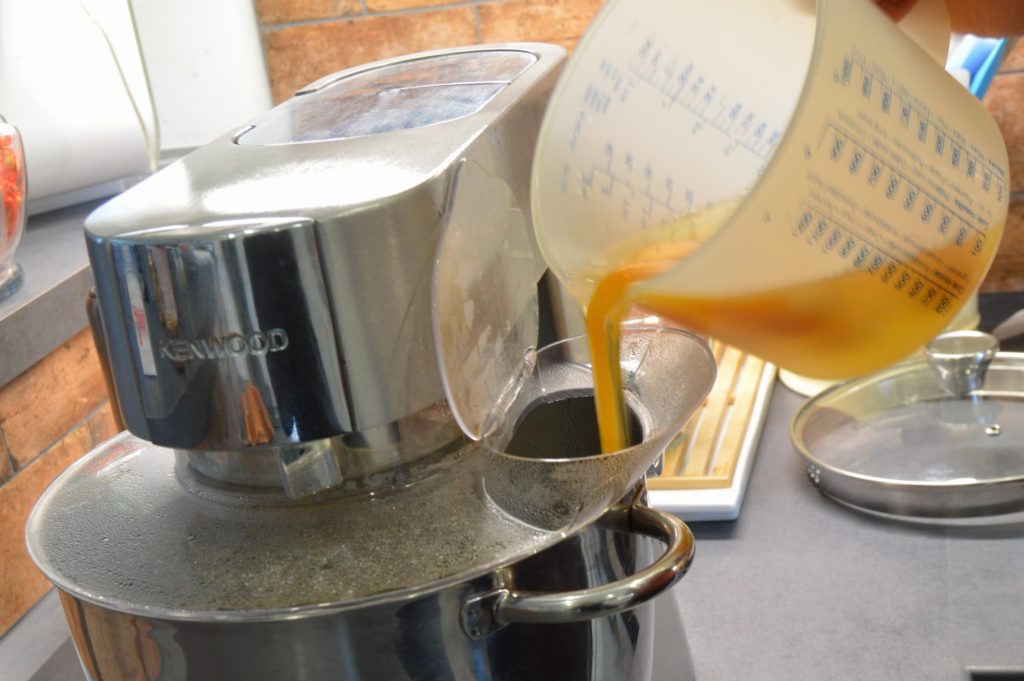 Vmíchání vejce do eclair korpusu pomocí kuchyňského robota