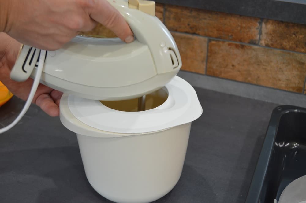 šlehání másla s cukrem pomocí ručního mixéru