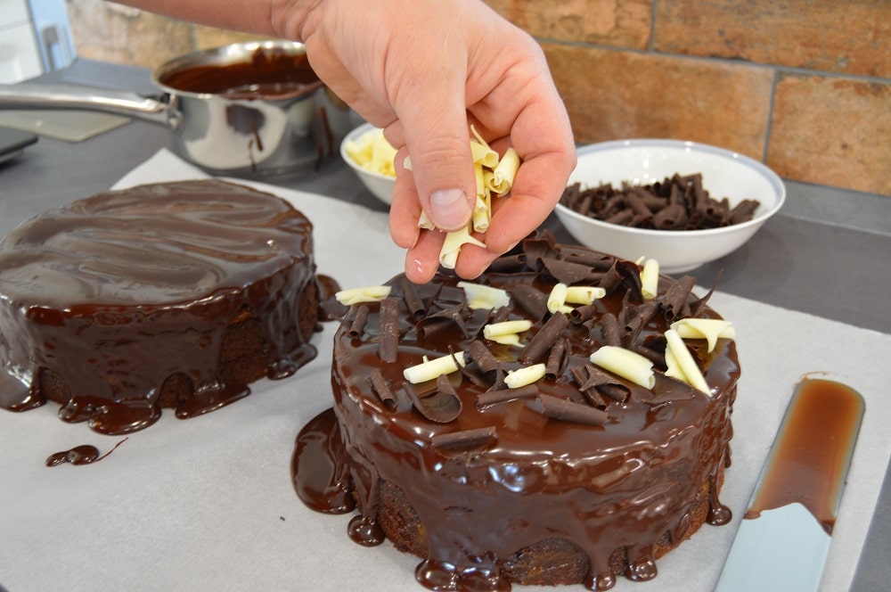 zdobení dortu hoblinami z bílé čokolády