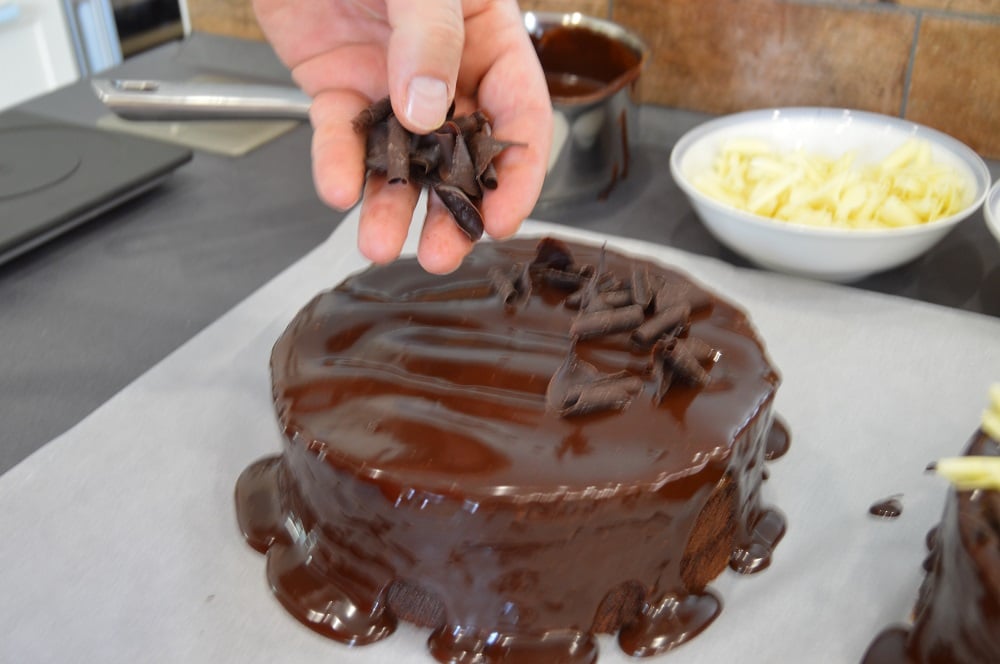 ozdobení dortu hoblinami z hořké čokolády